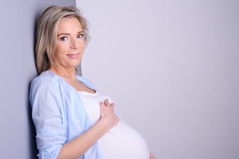 IVF چه تاثیری بر زمان و علائم یائسگی دارد؟
