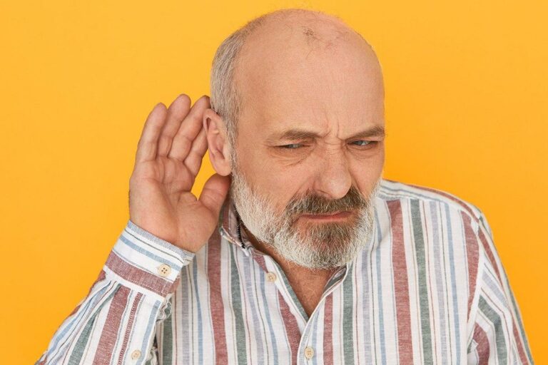 آیا کم‌شنوایی مشکلی شایع در سالمندان است؟