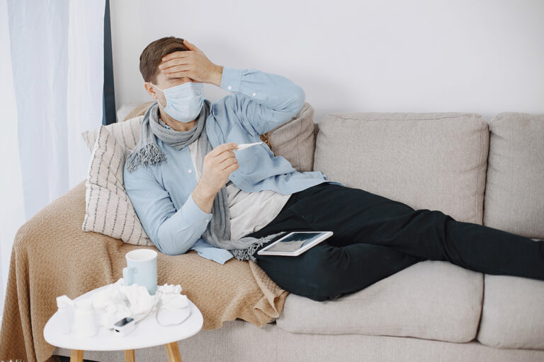 امیکرون چه علائمی دارد و چگونه انتقال می‌یابد؟