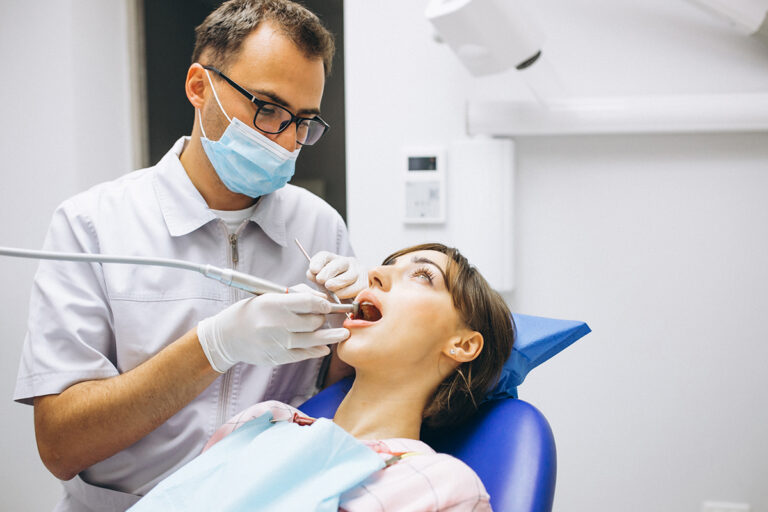 چگونه مسواک بزنیم و از نخ دندان استفاده کنیم؟