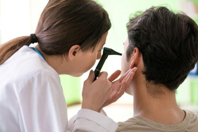 بیمار را برای اختلالات گوش به چه کسی ارجاع دهیم؟