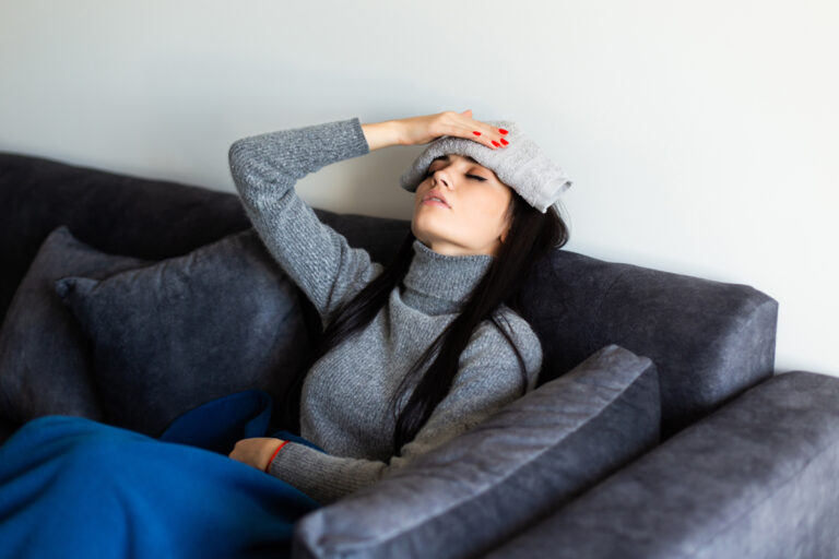 میگرن قاعدگی چیست و چرا به وجود می‌آید؟