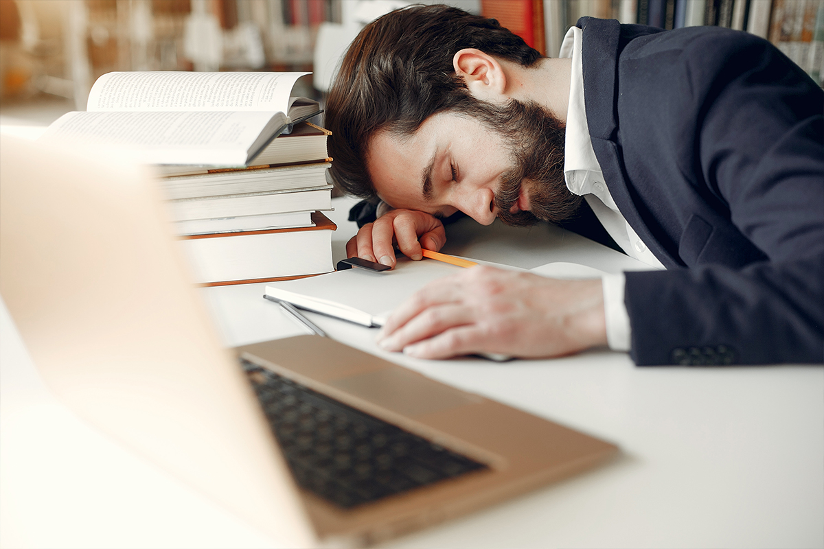 چگونه خواب‌آلودگی در طول روز و در محل کار را مدیریت کنیم؟