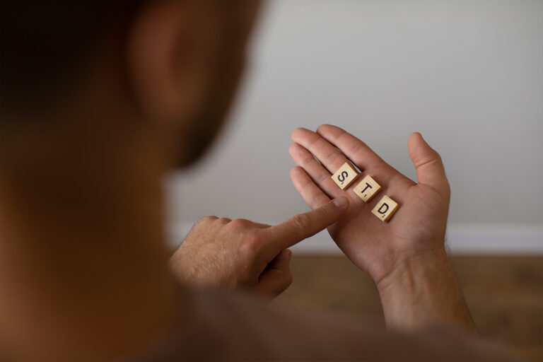 علائم بیماری سفلیس چیست و چگونه منتقل می شود؟