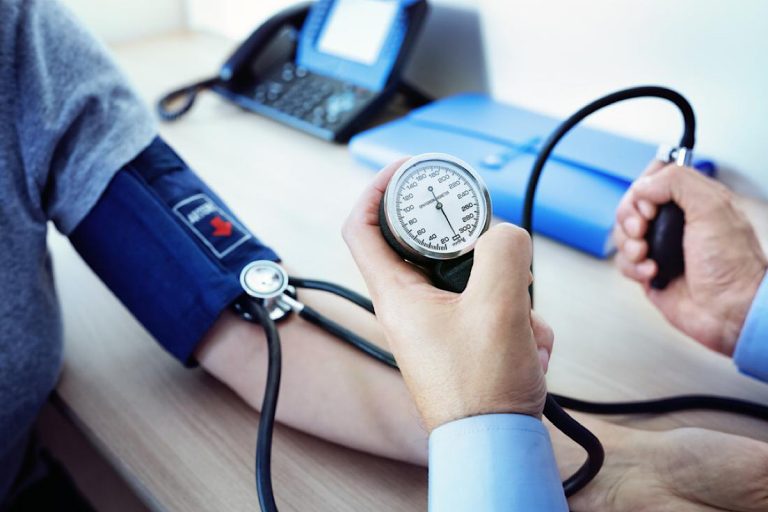 زنگ خطر را جدی بگیرید: چه زمانی باید به دلیل علائم فشار خون بالا به پزشک مراجعه کرد؟